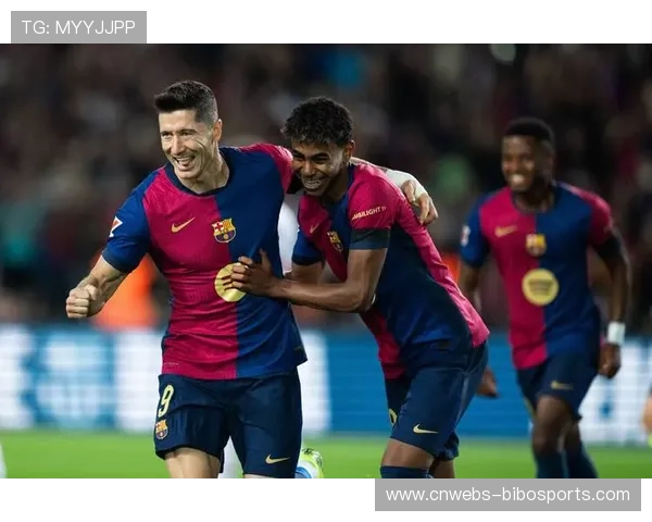 诺坎普球场灯光秀致敬莱万，波兰射手鼓掌回应球迷热情